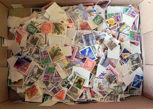 Hundreds of New Zealand stamps in a box unsorted PLUS 2007 ACS NZ Colour Catalogue
