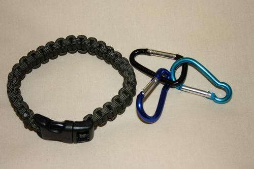 Paracord Bracelet + 3 free Carabiners (Clips)
