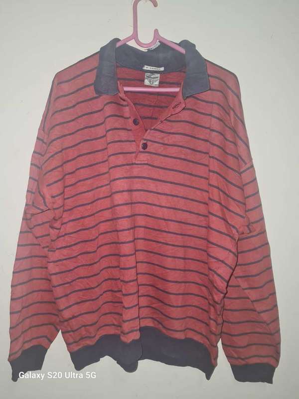 M size Red striped men lang sleeve top  (as new)