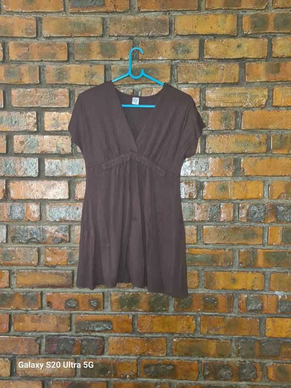 small brown shirtsleeve top  (as new)