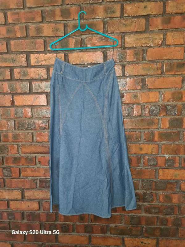 Size 34 blue jeans skirt (as new)
