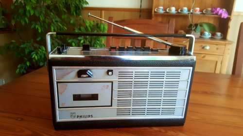 Vintage Phillips Radio (plz read)  (SALE MUST GO ITEM !!!)
