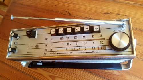 Vintage Phillips Radio (plz read)  (SALE MUST GO ITEM !!!)
