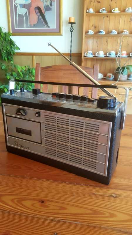 Vintage Phillips Radio (plz read)  (SALE MUST GO ITEM !!!)