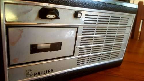 Vintage Phillips Radio (plz read)  (SALE MUST GO ITEM !!!)
