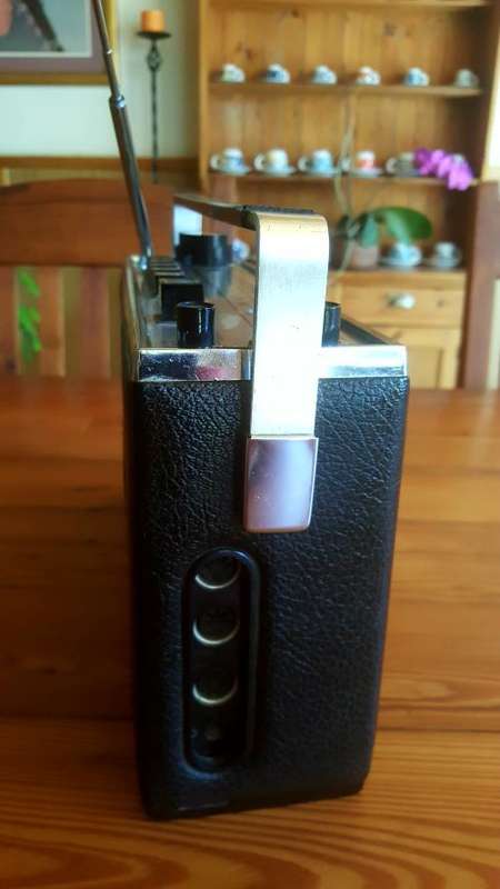 Vintage Phillips Radio (plz read)  (SALE MUST GO ITEM !!!)