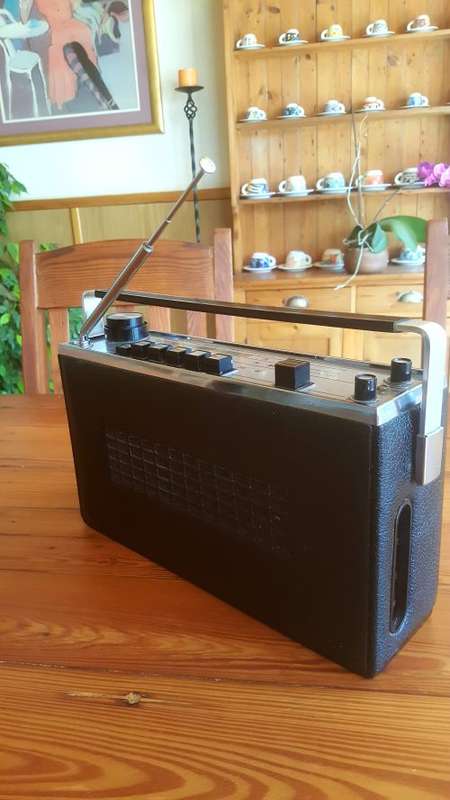 Vintage Phillips Radio (plz read)  (SALE MUST GO ITEM !!!)