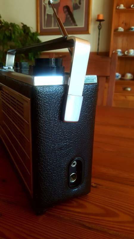 Vintage Phillips Radio (plz read)  (SALE MUST GO ITEM !!!)
