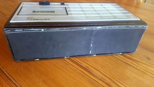 Vintage Phillips Radio (plz read)  (SALE MUST GO ITEM !!!)