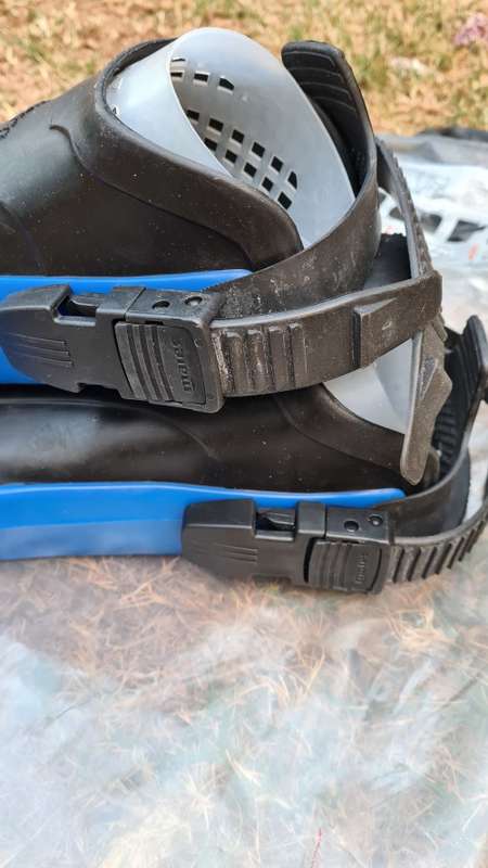 Mares Fins (new) Size 8-9 Adjustable