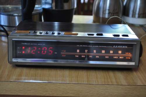 Vintage Lloyds Fm/Am Bedside Clock Radio