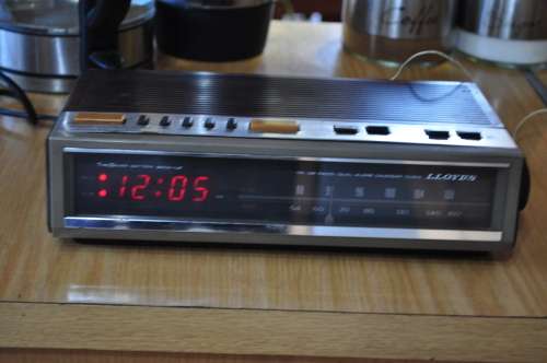 Vintage Lloyds Fm/Am Bedside Clock Radio