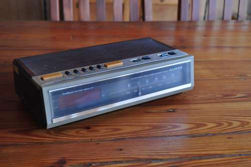 Vintage Lloyds Fm/Am Bedside Clock Radio