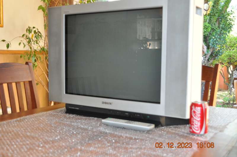 Old School Sony Wega Flat Screen 61cm TV  R550 - No Shipping Please Collect