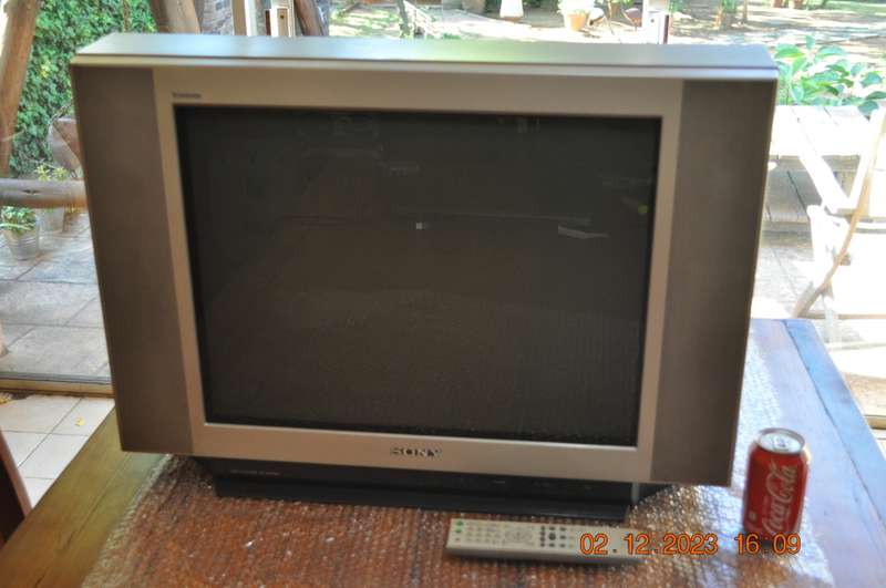Old School Sony Wega Flat Screen 61cm TV  R550 - No Shipping Please Collect