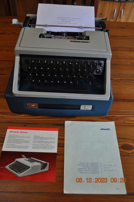 Vintage Olivetti Dora Typewriter (tested working)