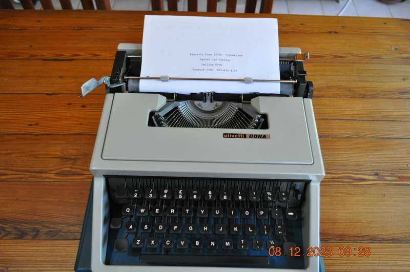 Vintage Olivetti Dora Typewriter (tested working)