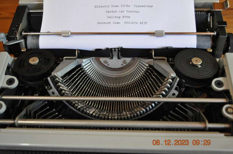 Vintage Olivetti Dora Typewriter (tested working)