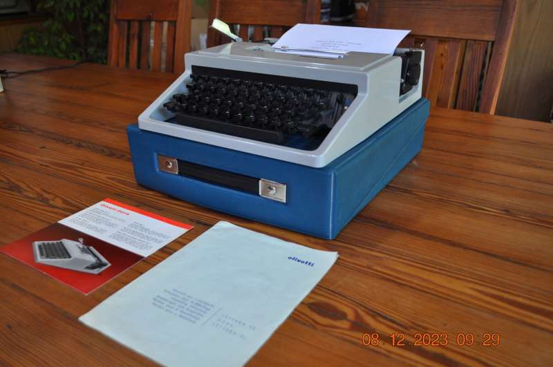Vintage Olivetti Dora Typewriter (tested working)