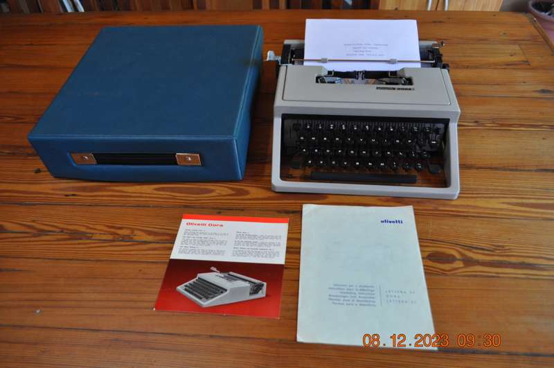 Vintage Olivetti Dora Typewriter (tested working)