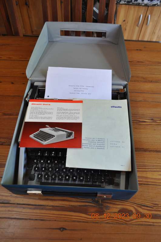 Vintage Olivetti Dora Typewriter (tested working)