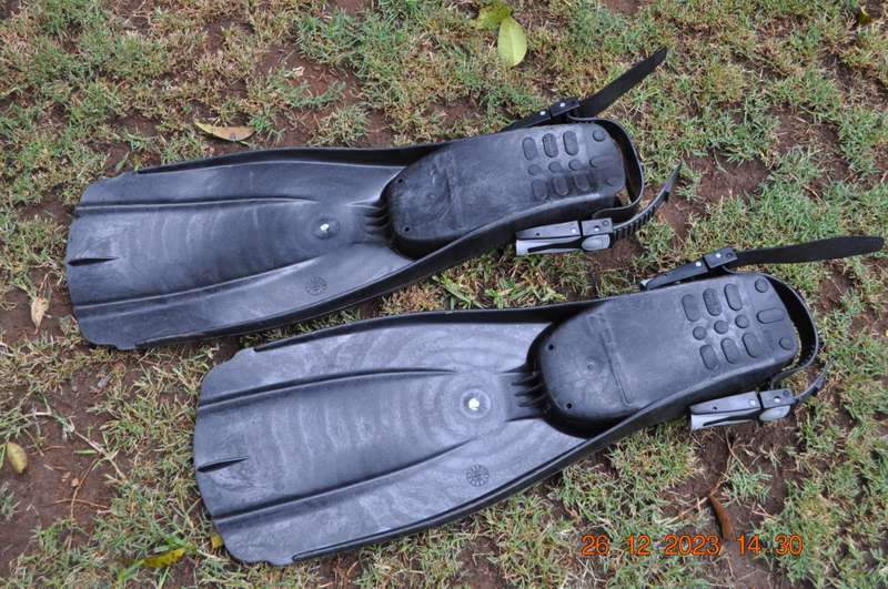 Mares Scuba Fins Size Small