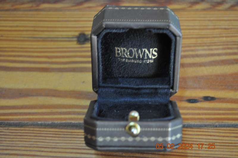 Browns The Diamond Store Chain Or Pendent Box