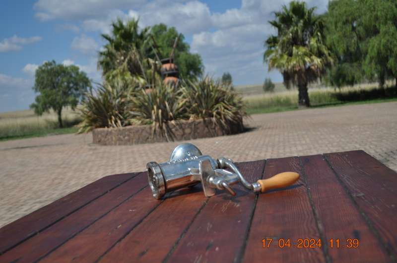 Old Style Meat Hand Crank Meat Grinder