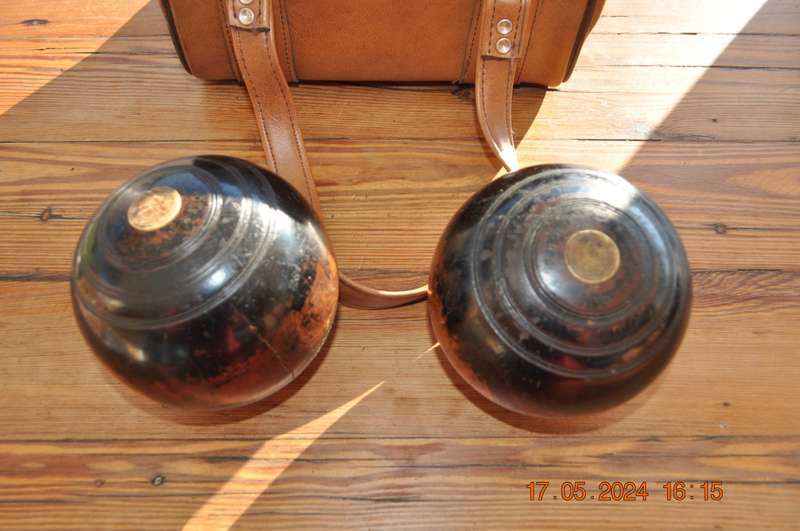 Vintage Lawn Bowls In Carry Bag Collectors Item