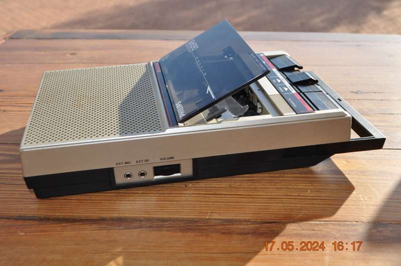 Old School Philips Cassette Player (needs belts)