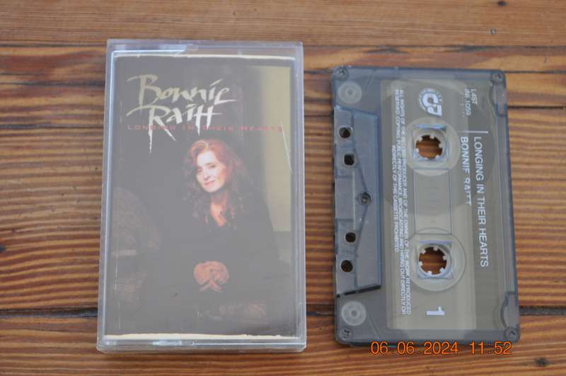 Bonnie Raitt - Longing In Their Hearts (Cassette)