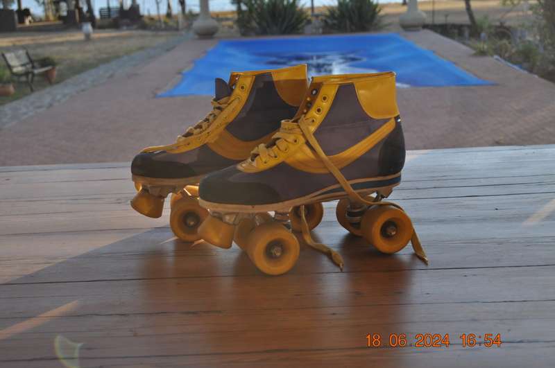 Old School 1980s Roller Skates (size 8)