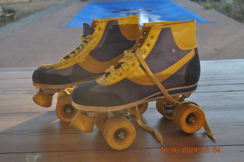 Old School 1980s Roller Skates (size 8)