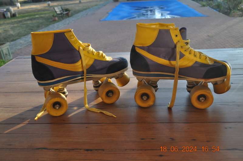 Old School 1980s Roller Skates (size 8)