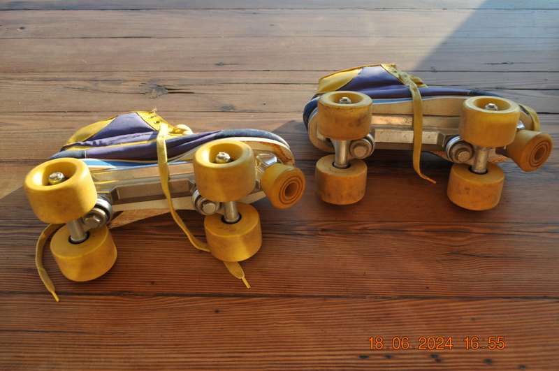 Old School 1980s Roller Skates (size 8)