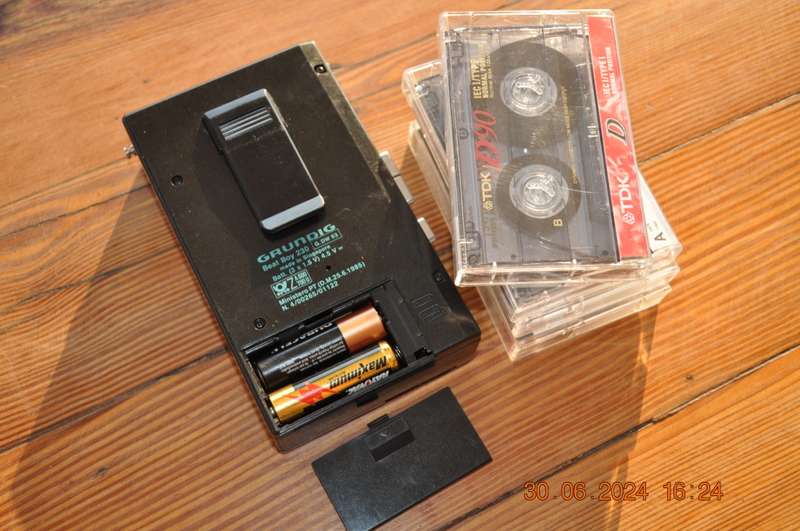 Grundig Cassette Walkman With Fm Am Radio (free cassettes)