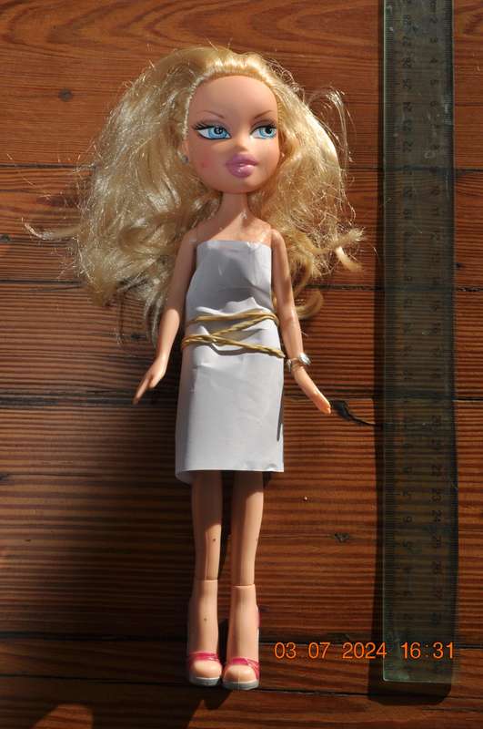 Bratz Cloe Doll 2001 Arms Move