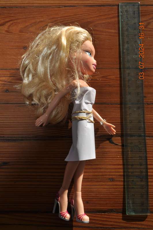 Bratz Cloe Doll 2001 Arms Move
