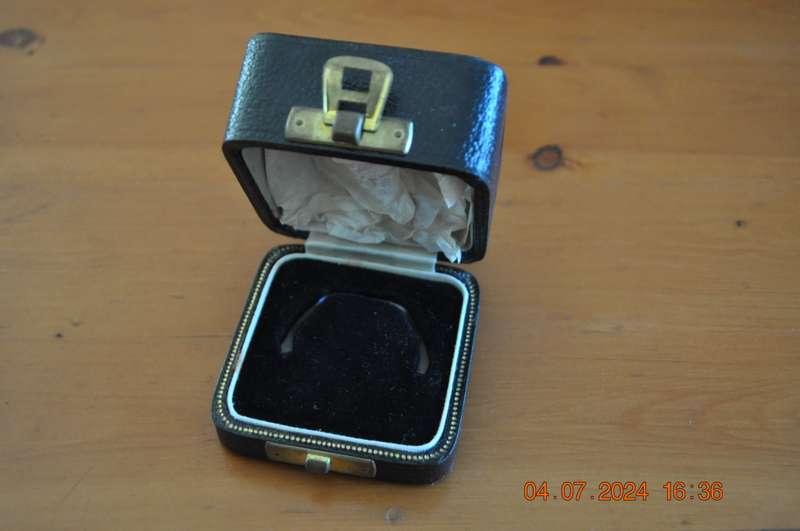Vintage Black Ring Pendent Box