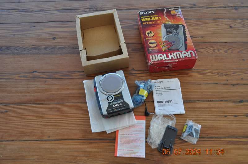 Sony Walkman Cassette Plus FM Am Radio (please read)