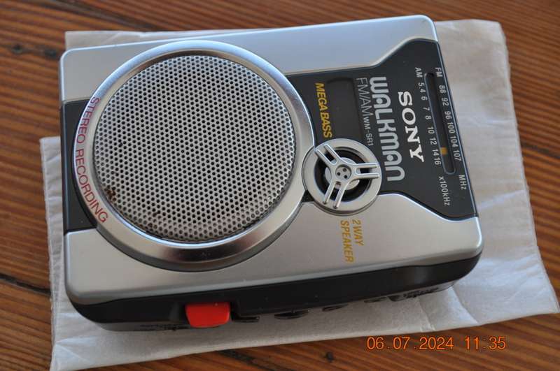 Sony Walkman Cassette Plus FM Am Radio (please read)