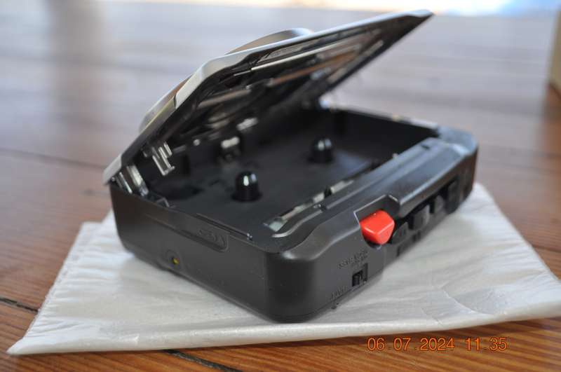 Sony Walkman Cassette Plus FM Am Radio (please read)