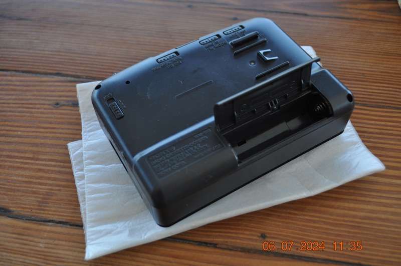 Sony Walkman Cassette Plus FM Am Radio (please read)