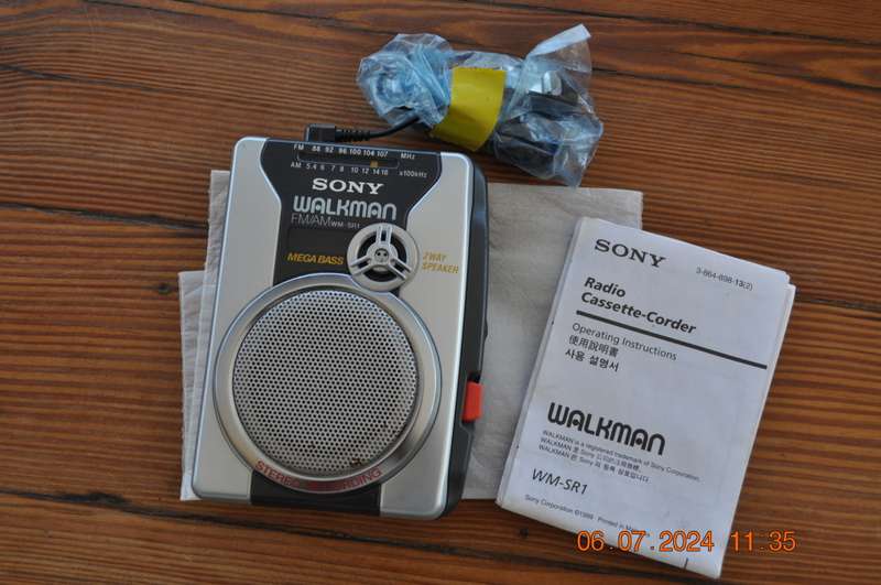 Sony Walkman Cassette Plus FM Am Radio (please read)