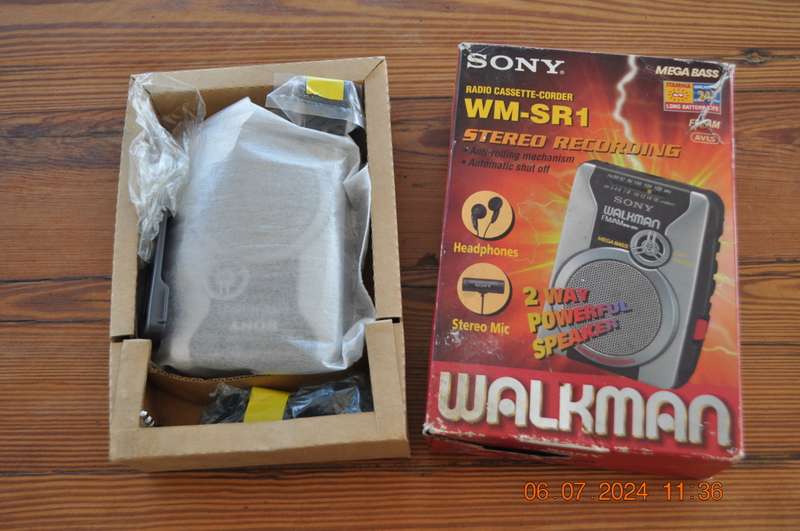 Sony Walkman Cassette Plus FM Am Radio (please read)