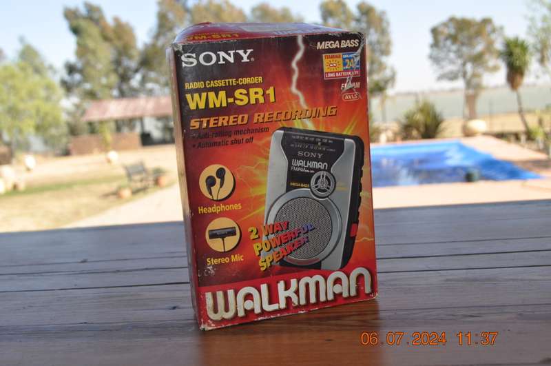 Sony Walkman Cassette Plus FM Am Radio (please read)