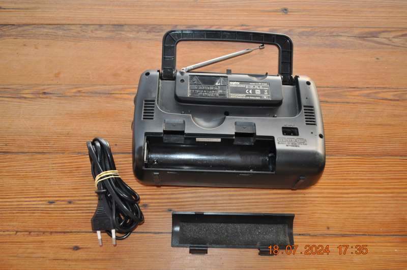 Sanyo FM AM Portable Radio