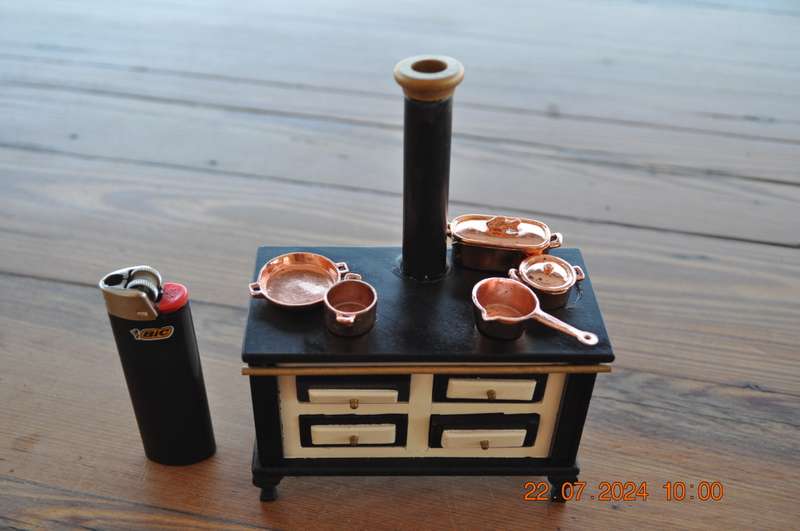 Dolls House Cooker With Pots And Pans