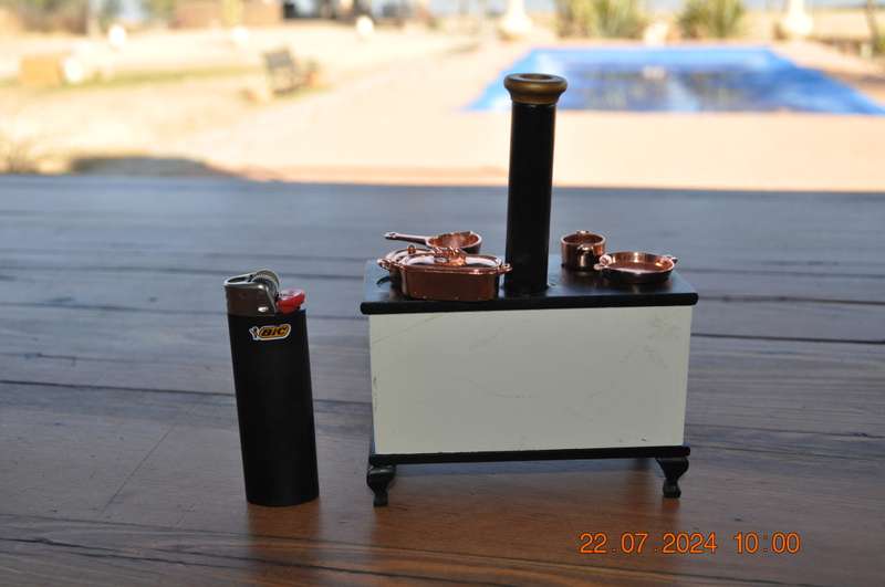 Dolls House Cooker With Pots And Pans