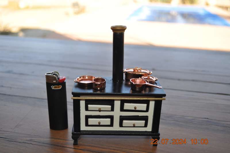 Dolls House Cooker With Pots And Pans